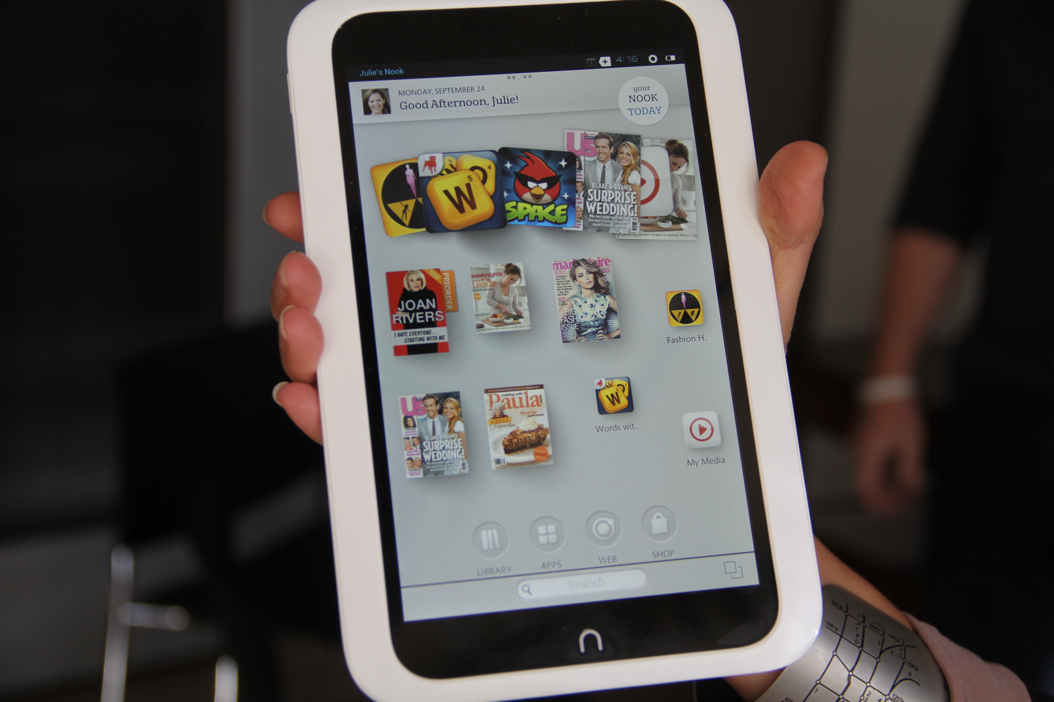 Barnes Noble Takes Aim At Amazon With New Hd Nooks Lauren