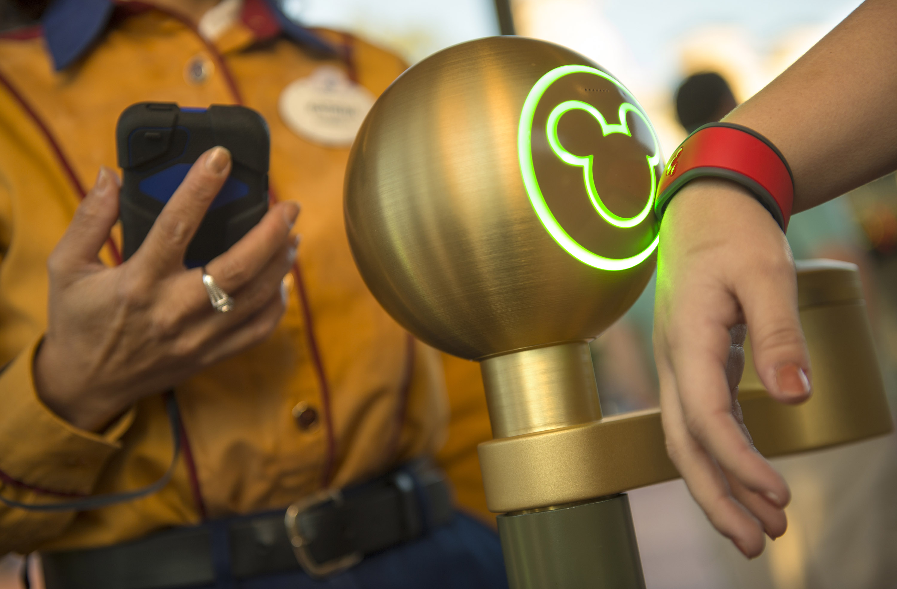 Disney World to Launch AllinOne MagicBand Device Later This Year